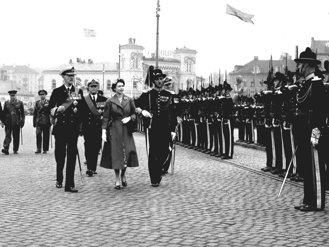Kong Haakon og Kronprins Olav tok imot dronning Elizabeth og Prins Philip da de ankom Honnørbryggen i 1955. Foto: NTB arkiv 